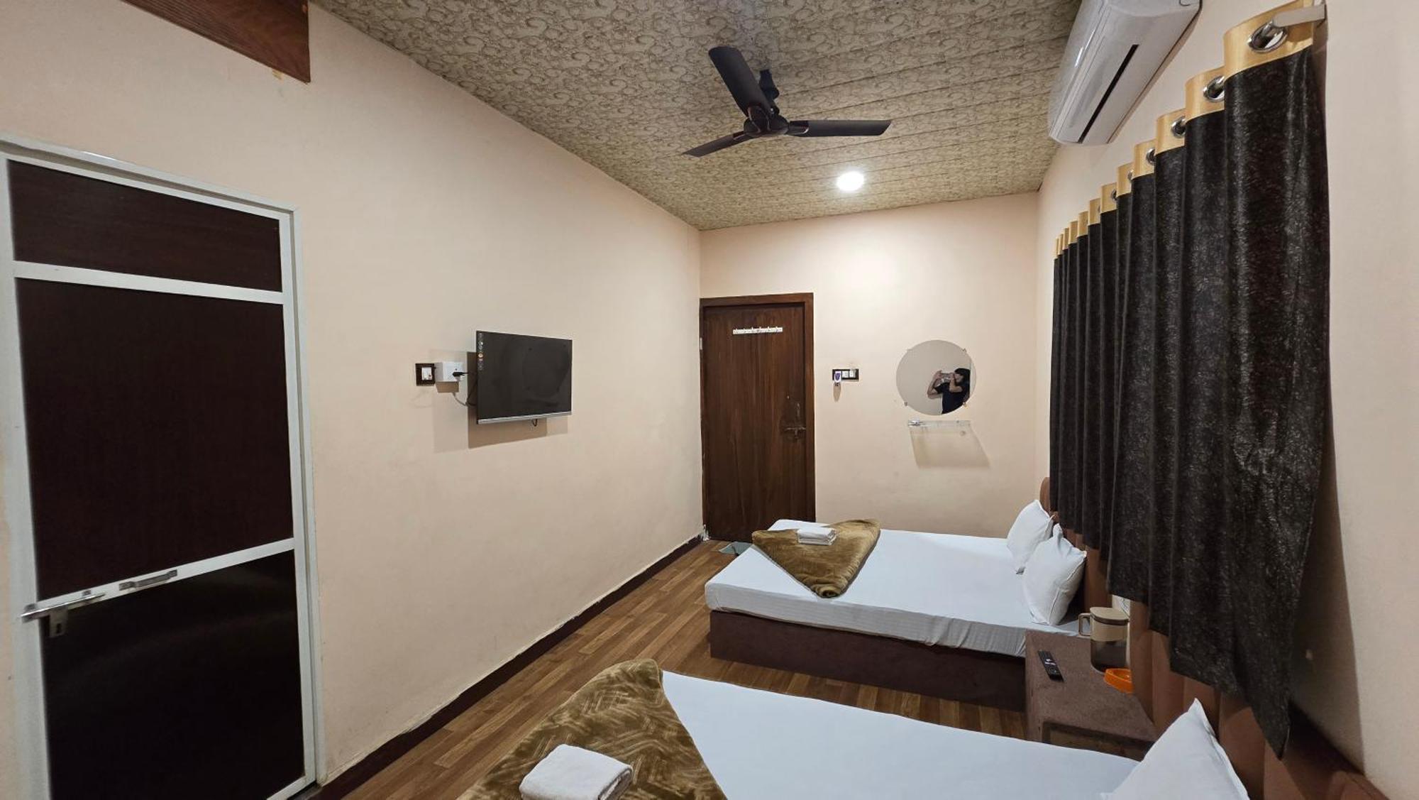 Hotel Maheshwari Green'S ウッジャイン エクステリア 写真